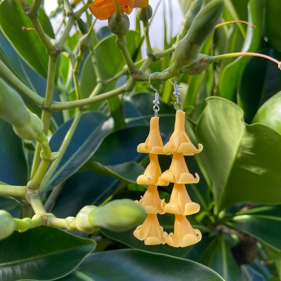 Handmade Puakenikeni Thai Clay Lei 4 Tier Drop Sterling Silver Pierced Earrings - Picture 4 of 5